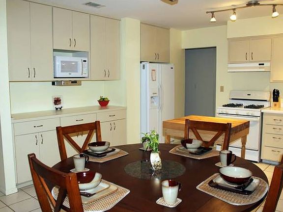 Kitchen/dining combo