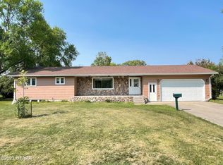 721 E Pleasant Ave, Warren, MN 56762