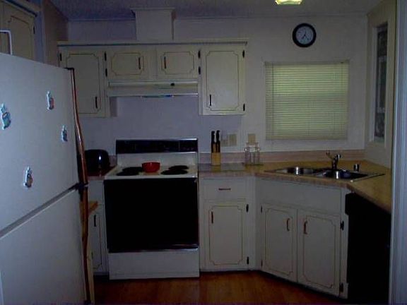 Kitchen w/appl.& skylight