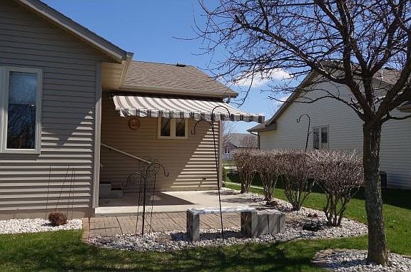 Landscaped privacy patio