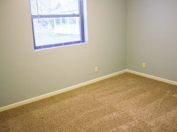 Hepburn Square, 2430 Q St #8, Lincoln, NE 68503