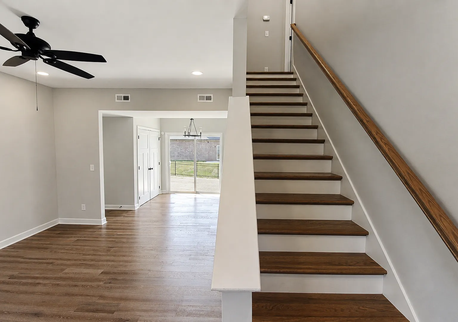 Pet-Friendly 3-Bedroom Home with Fenced Backyard and Garage — Photo 2