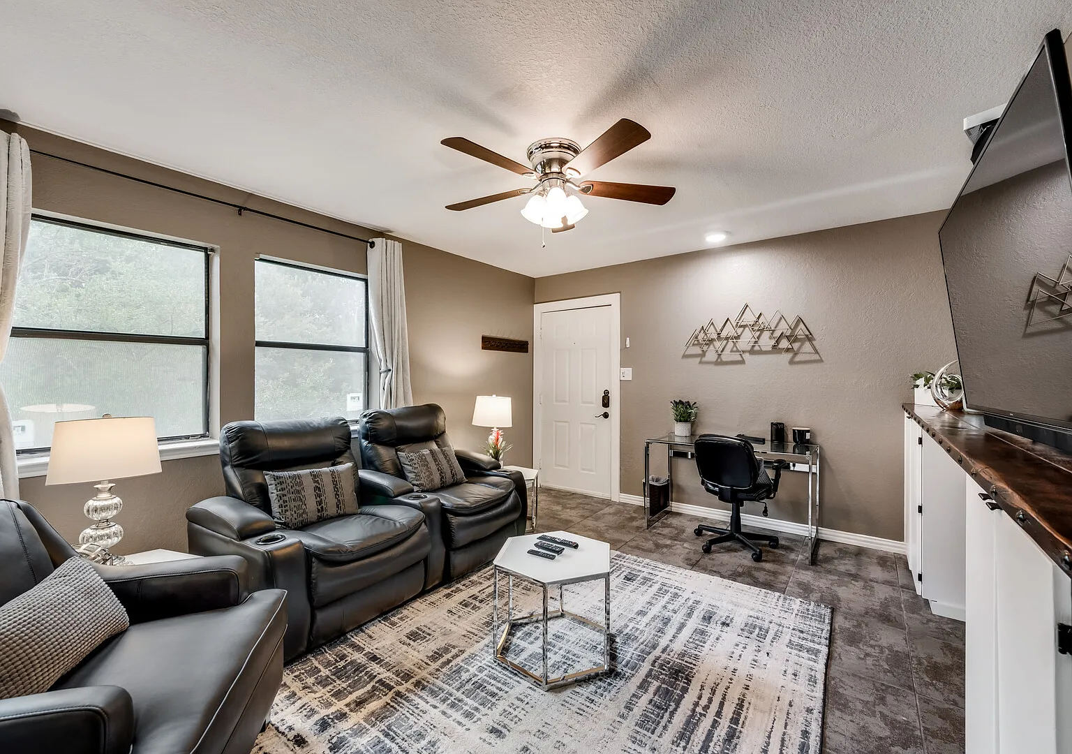 I63 World Cup Stay - 18 min to AT&T - Sleeps 2 - Free Parking — Photo 2