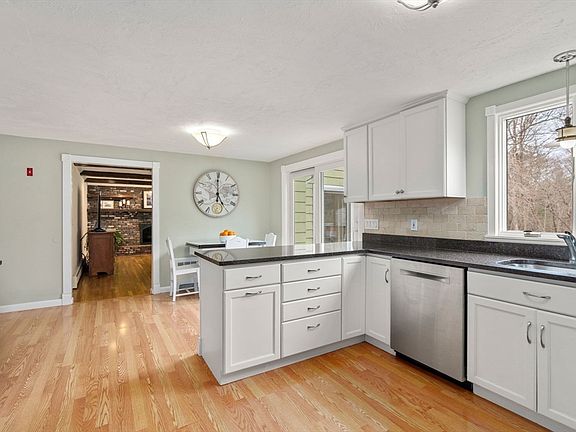 5th image of 80 Oak Hill Dr