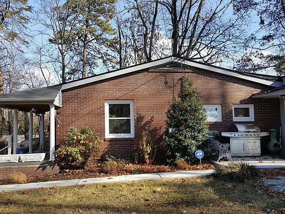 Parking
Main access
Grill is included