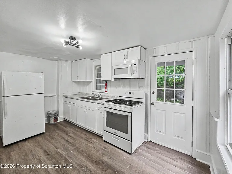 907 Green Ridge St #R — Photo 3