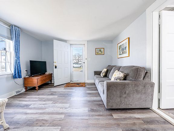 5th image of 62 Pine Avenue