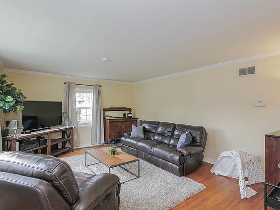 3rd image of 801 Oakhurst Ave