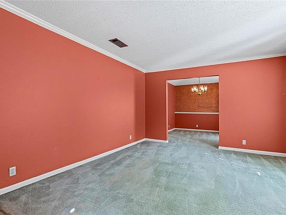 4th image of 3654 Claridge Rd S