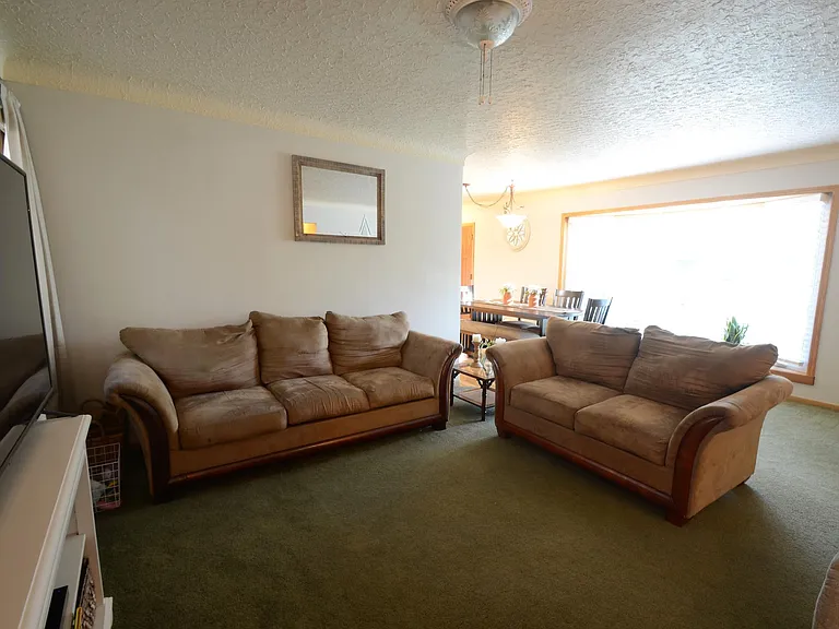 Comfortable and Spacious Living Room