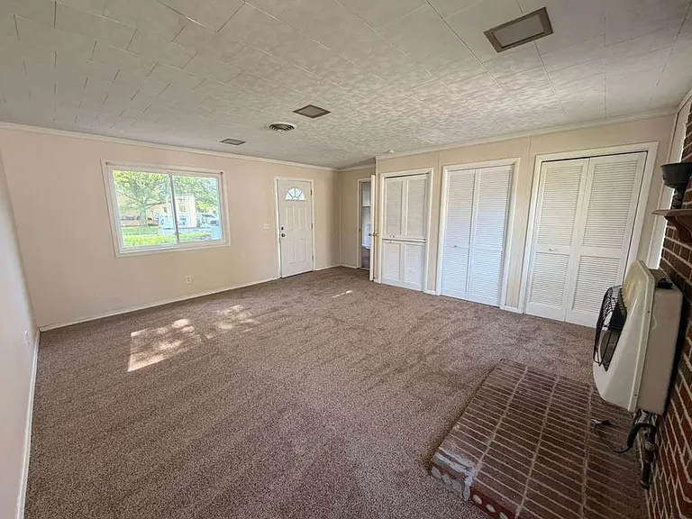 736 W Northgate Pkwy — Photo 2