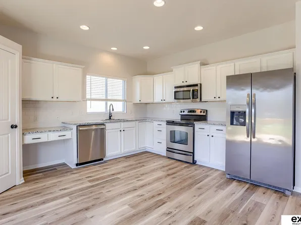 4603 Clearwater Dr, Papillion, NE 68133
