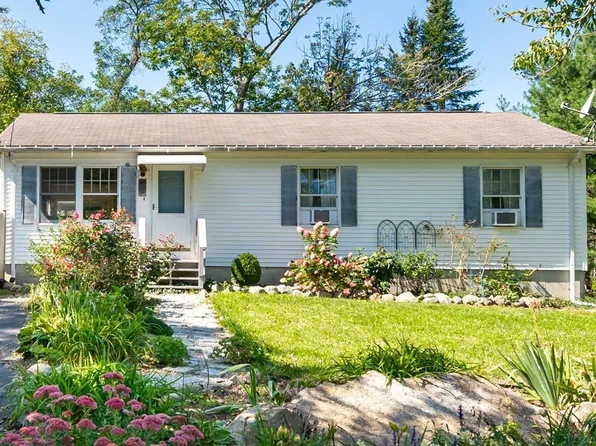 60 Holly St, Gloucester, MA 01930