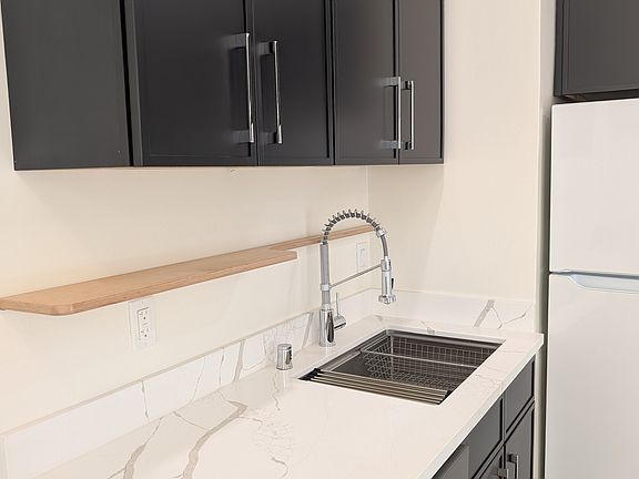 3rd image of 511 Leavenworth St APT 203