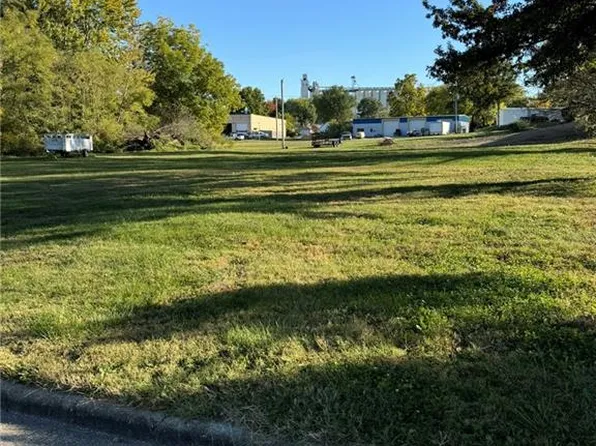 303 W 18th St, Higginsville, MO 64037