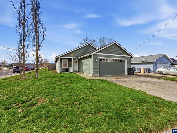 2nd image of 505 SE Fir Villa Rd