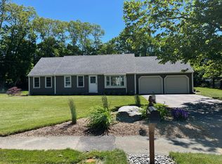 8 Gossets Turn Dr, Middletown, RI 02842