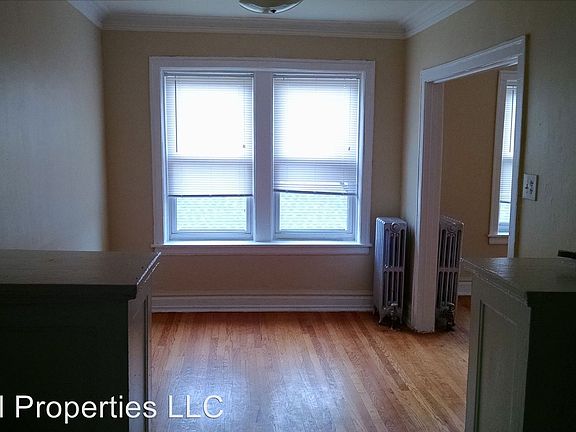 4th image of 6334 N Artesian Ave APT 3B