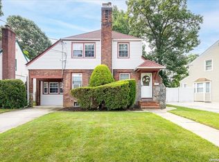 1006 Schuman Pl, Baldwin, NY 11510