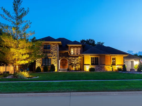 360 Painted Woods Dr, Waukee, IA 50263