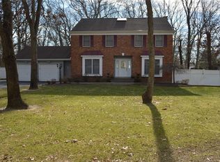 16 Pleasant Pl, Farmingville, NY 11738