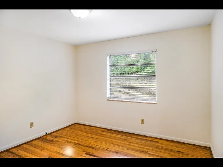 667 Idlewild Cir #404 — Photo 10