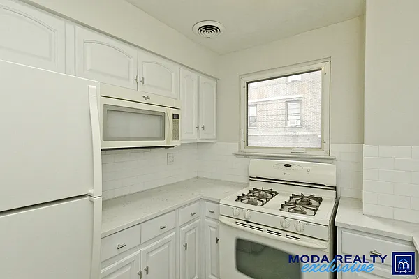 Rented by Moda Realty | media 7