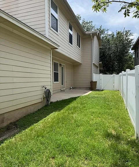 1420 Davis Mountain Loop — Photo 3