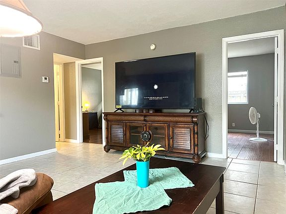 4th image of 2655 NE 8th Avenue #104