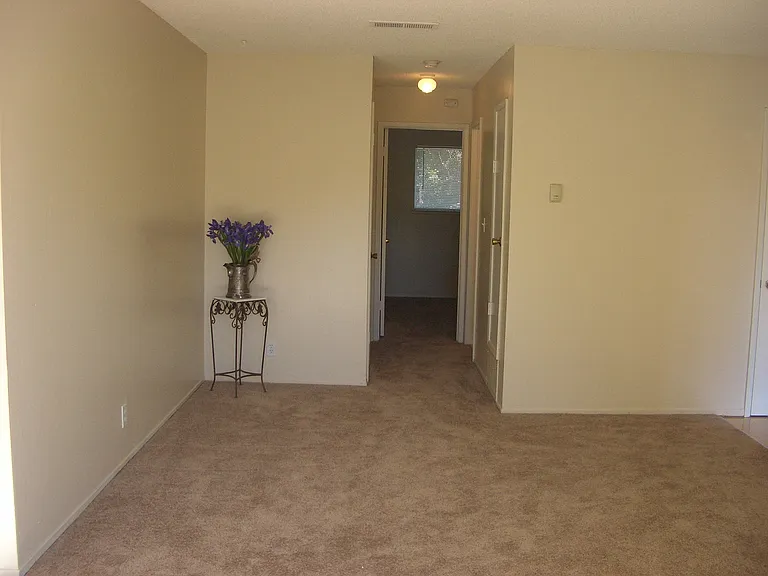 Mira Loma Apartments — Photo 26