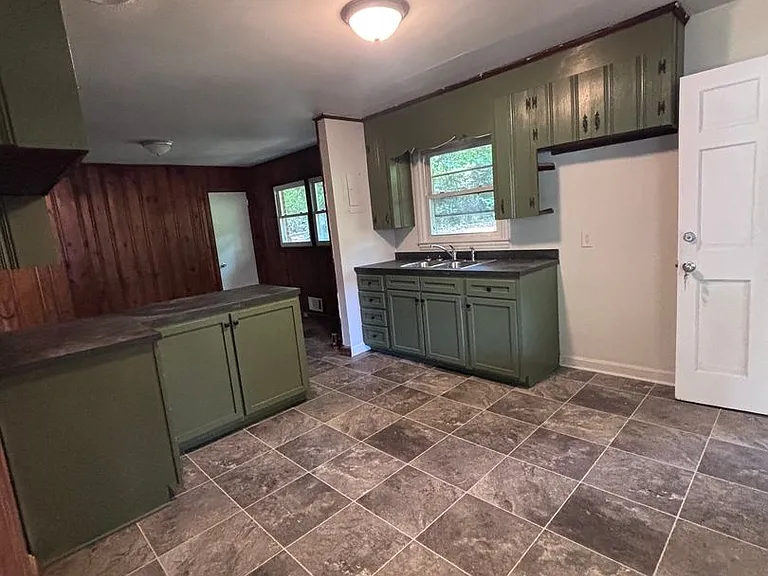 924 Crestmere St — Photo 2