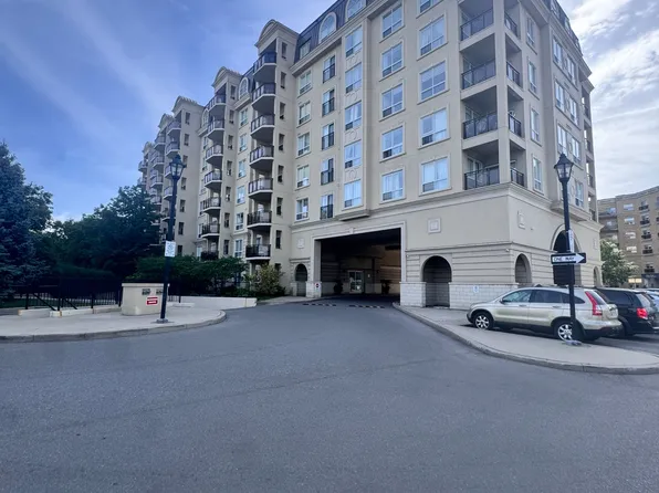 1 Maison Parc Ct #421, Vaughan, ON L4J 9K1