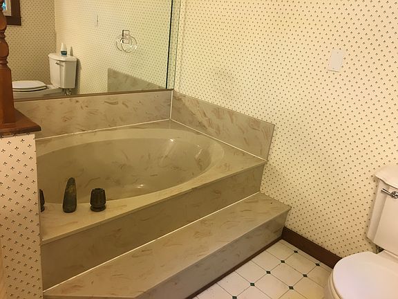 Garden tub in master bath 