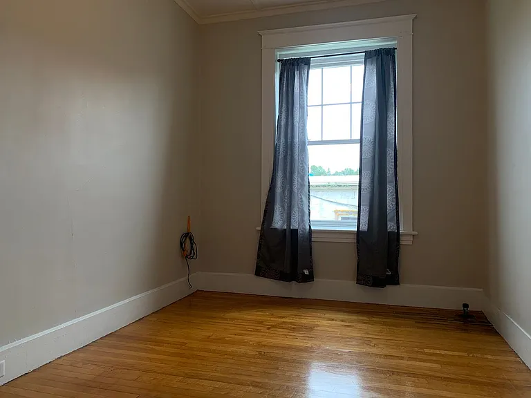 10 Kent Ave — Photo 4