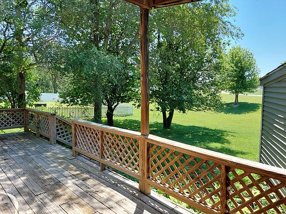 Lovely backyard & large Deck