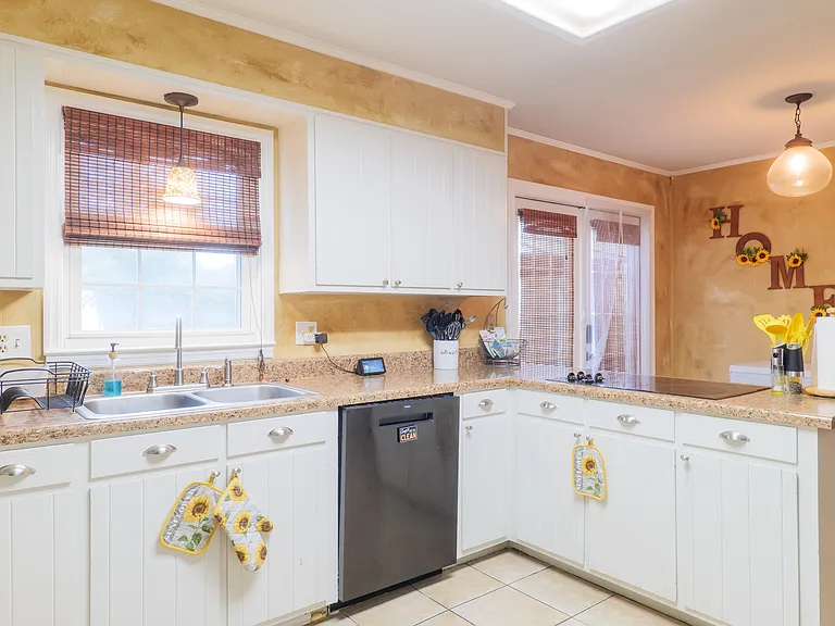 2114 Jerry Jones Dr — Photo 6