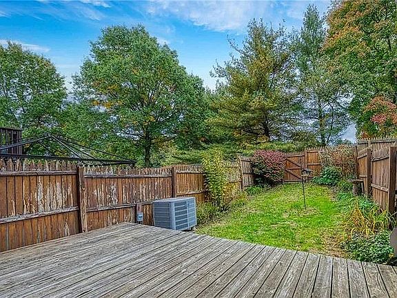 4th image of 135 Parkwood Dr #135