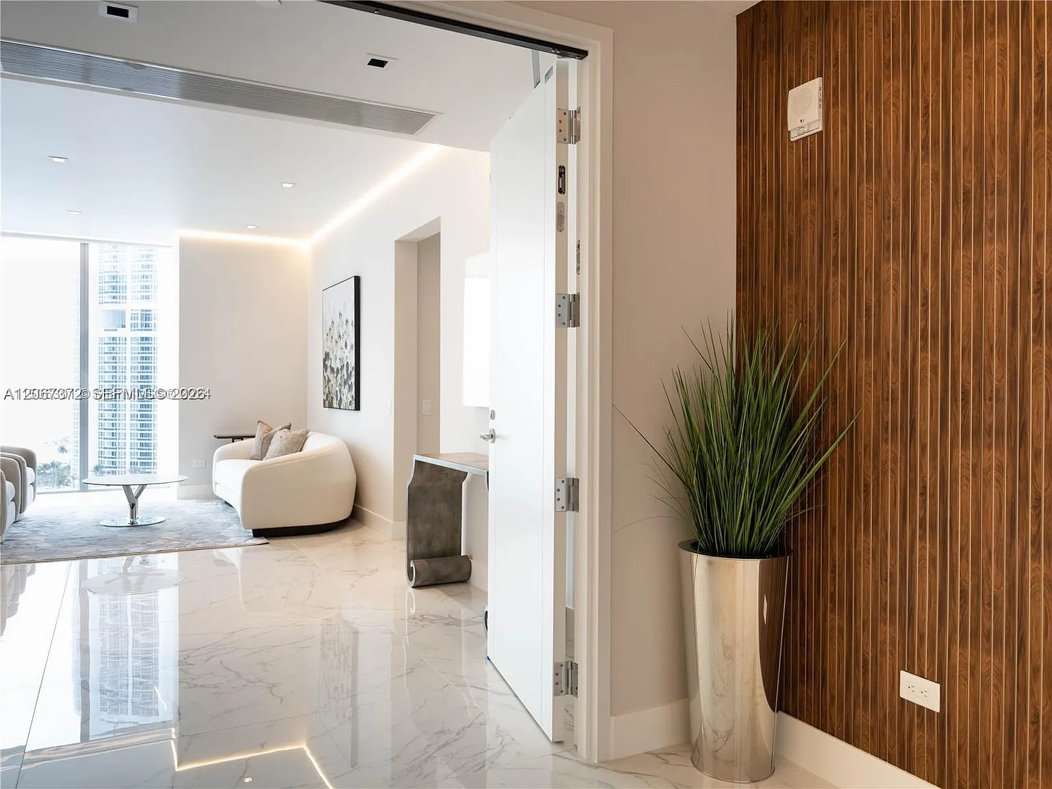 Turnberry Ocean Club Resid — Photo 2