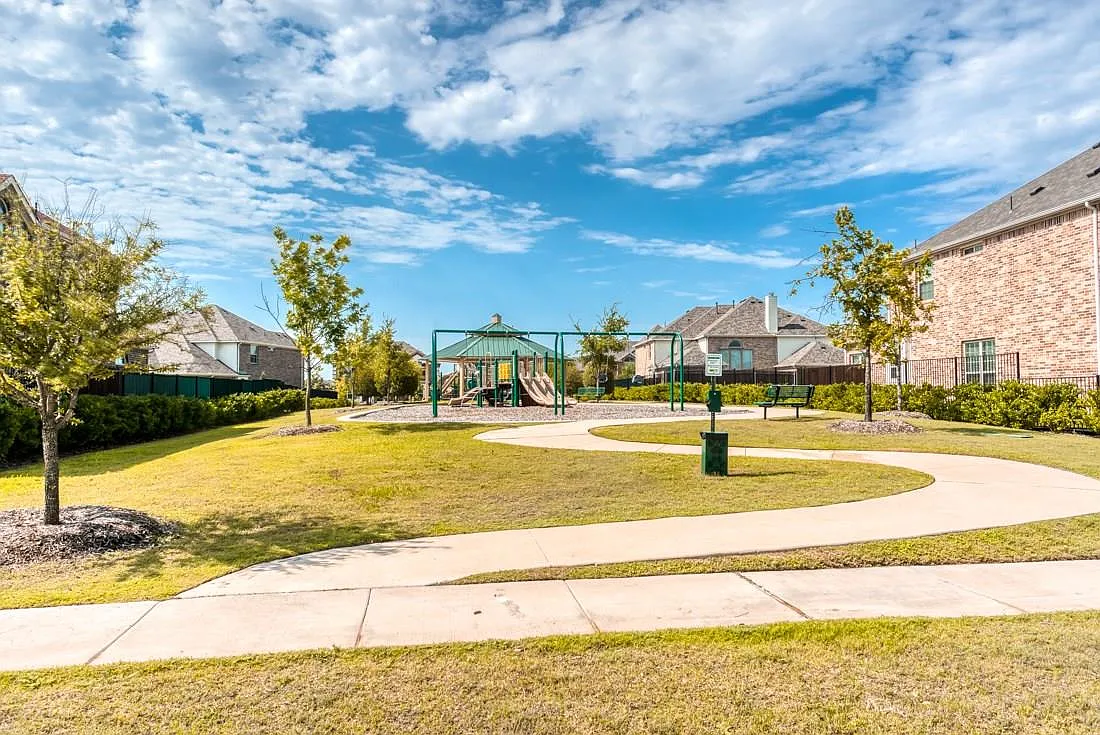 4 bed, 3299 sqft, $3,599 — Photo 2