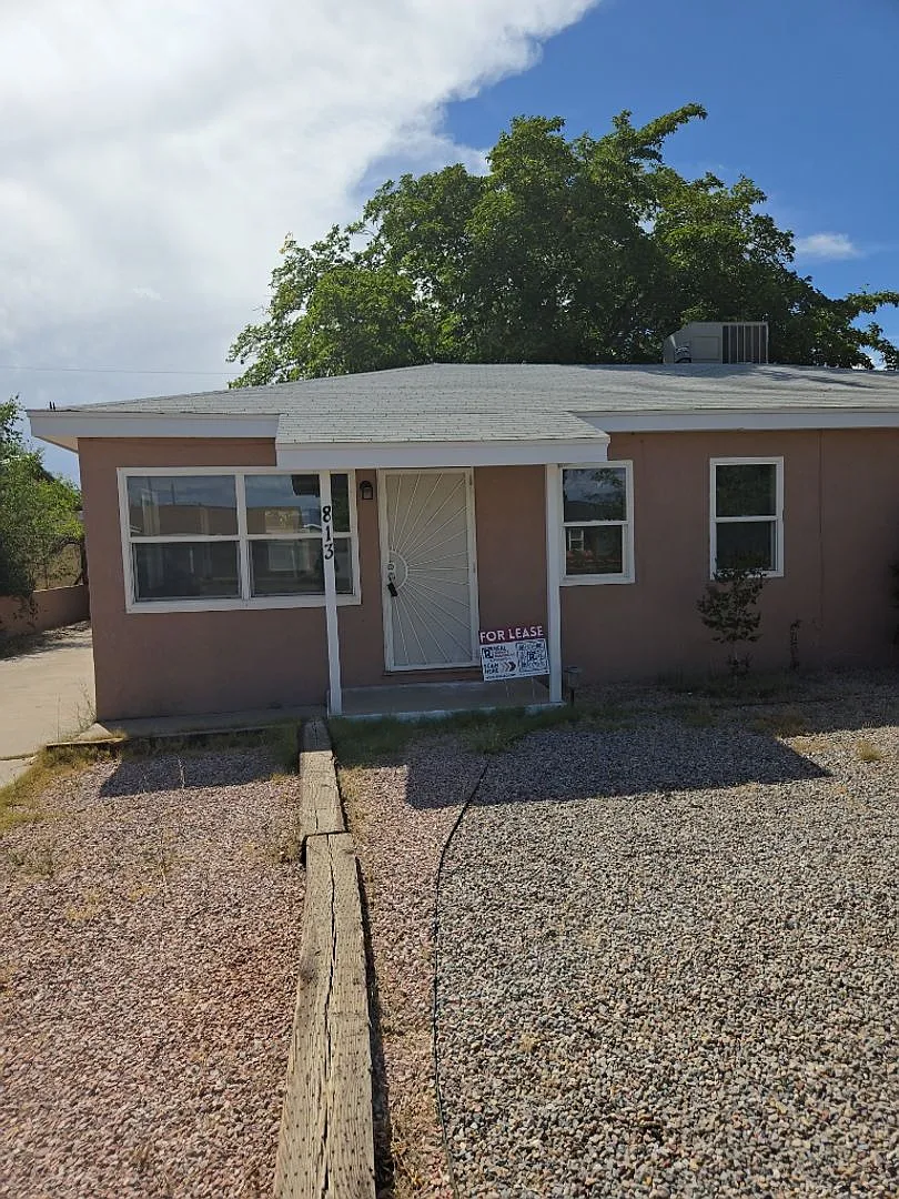 3 Bedroom, 1 Bathroom Home! Schedule a Showing Soon! — Photo 1
