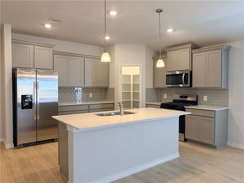4 bed, 1783 sqft, $2,370 — Photo 3