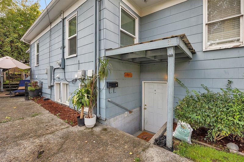 4th image of 3852 Courtland Place S