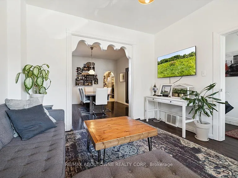 28 Saint Matthews Ave — Photo 10