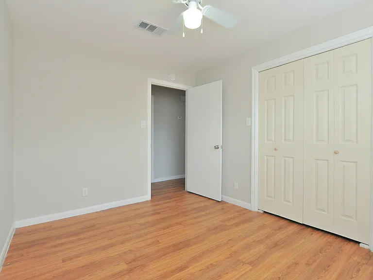 2100 Southwood Dr #13 — Photo 12