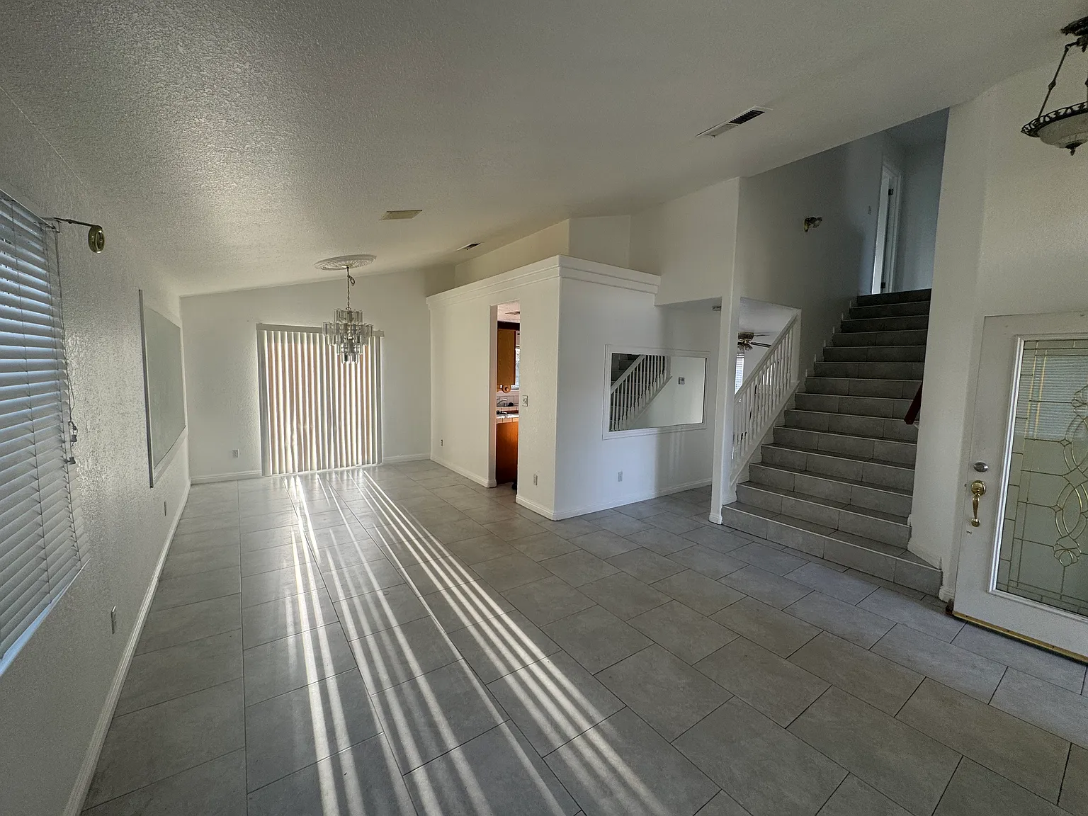 3 bed, 2.5 bath, 1695 sqft, $2,100 — Photo 4