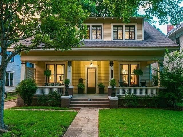 Classic 2 story Arts and Crafts, built 1910, Winnetka Height