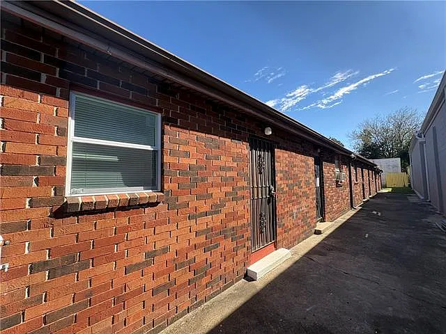 2 bed, 1.0 bath, 405 sqft, $1,300 — Photo 3