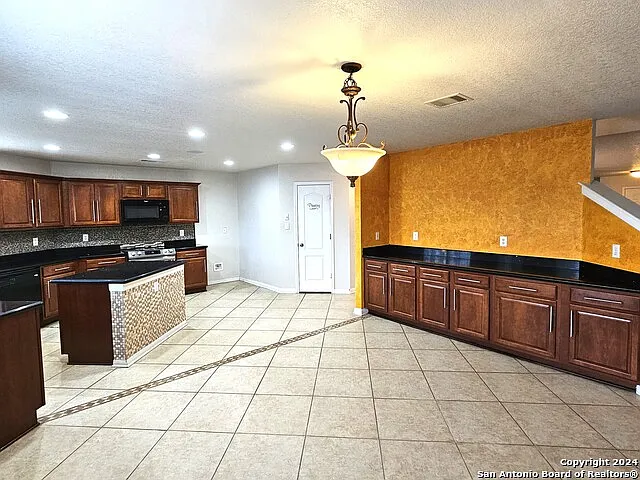 208 Springtree Cv — Photo 6
