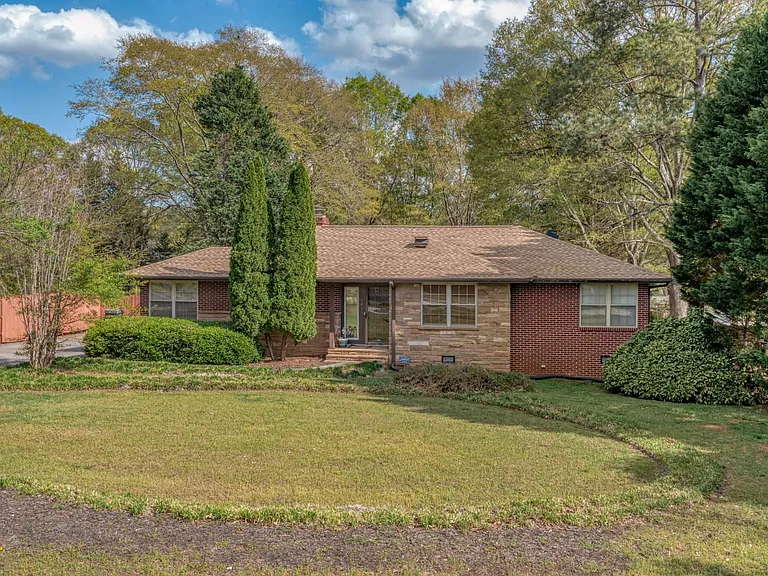1416 Hilltop Dr — Photo 2
