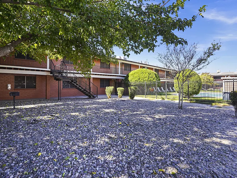 Paso Oeste Apartments — Photo 20